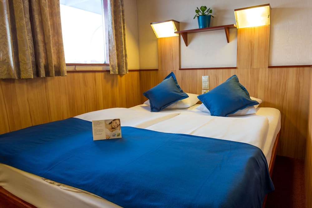 Fortuna Boat Hotel 10/24