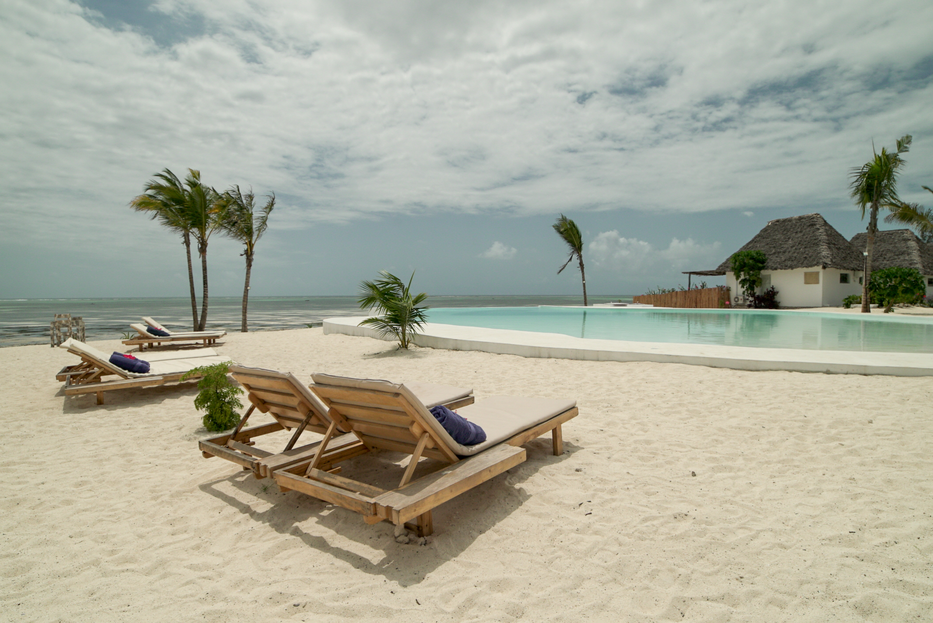 Zanbluu Beach Hotel 35/40