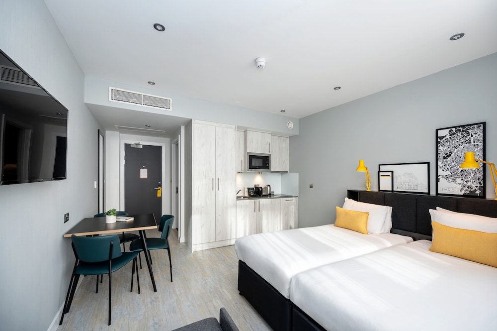 STUDIO, TWIN BEDS