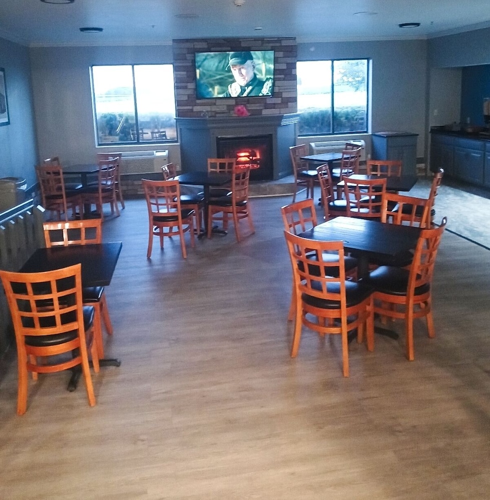 Clarion Pointe Evansville North 30/35
