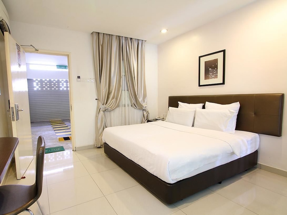 MOTEL, SUITE, NO WINDOW