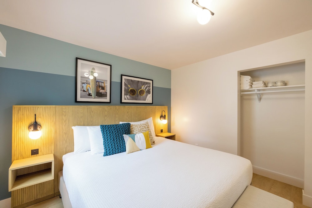 Tides Oceanview Inn & Cottages 23/50