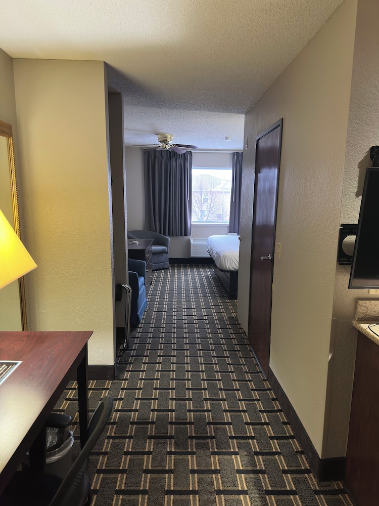 Baymont Inn & Suites by Wyndham Lincoln NE 31/47