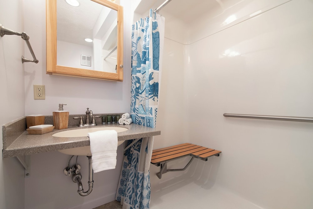 Pointes North Beachfront Hotel 72/72