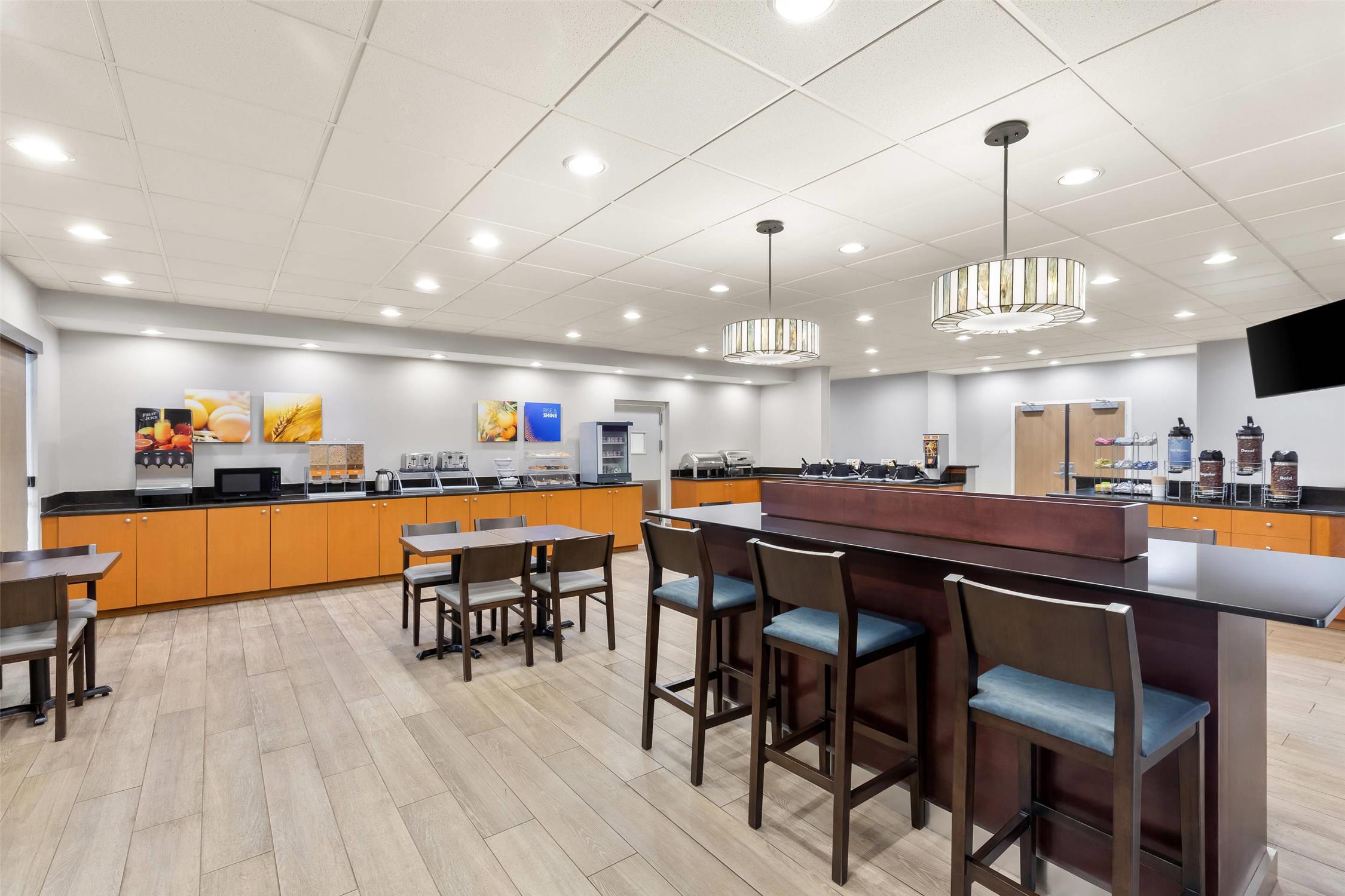 Comfort Suites Near Universal Orlando Resort 22/26