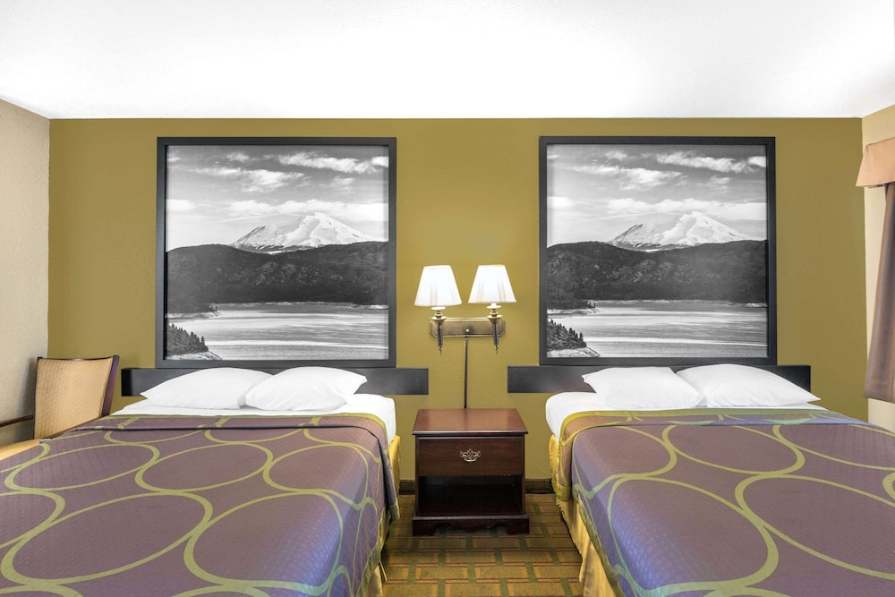 Super 8 by Wyndham Corning 17/25