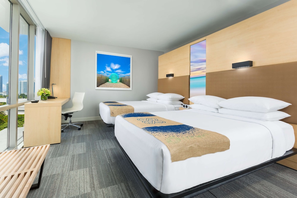 Room, 2 Queen Beds, Pool View