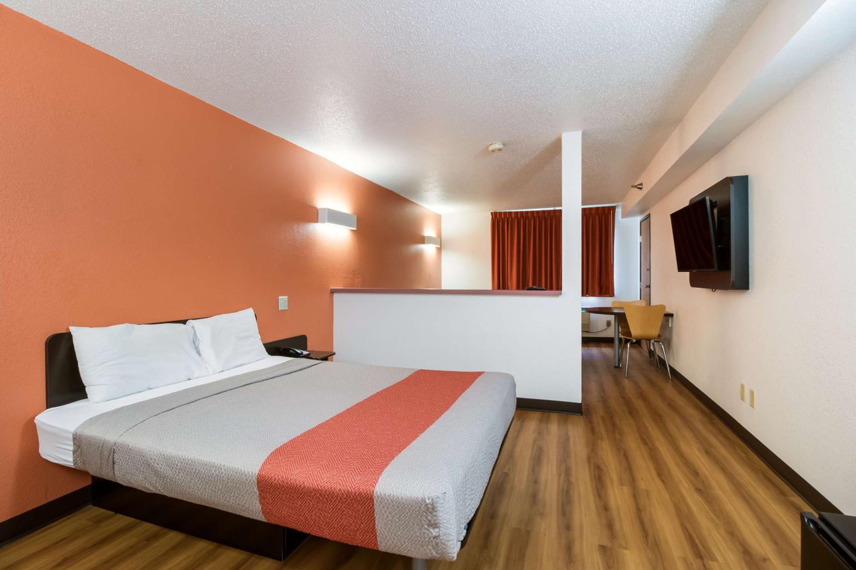 1 Full Bed - Smoking