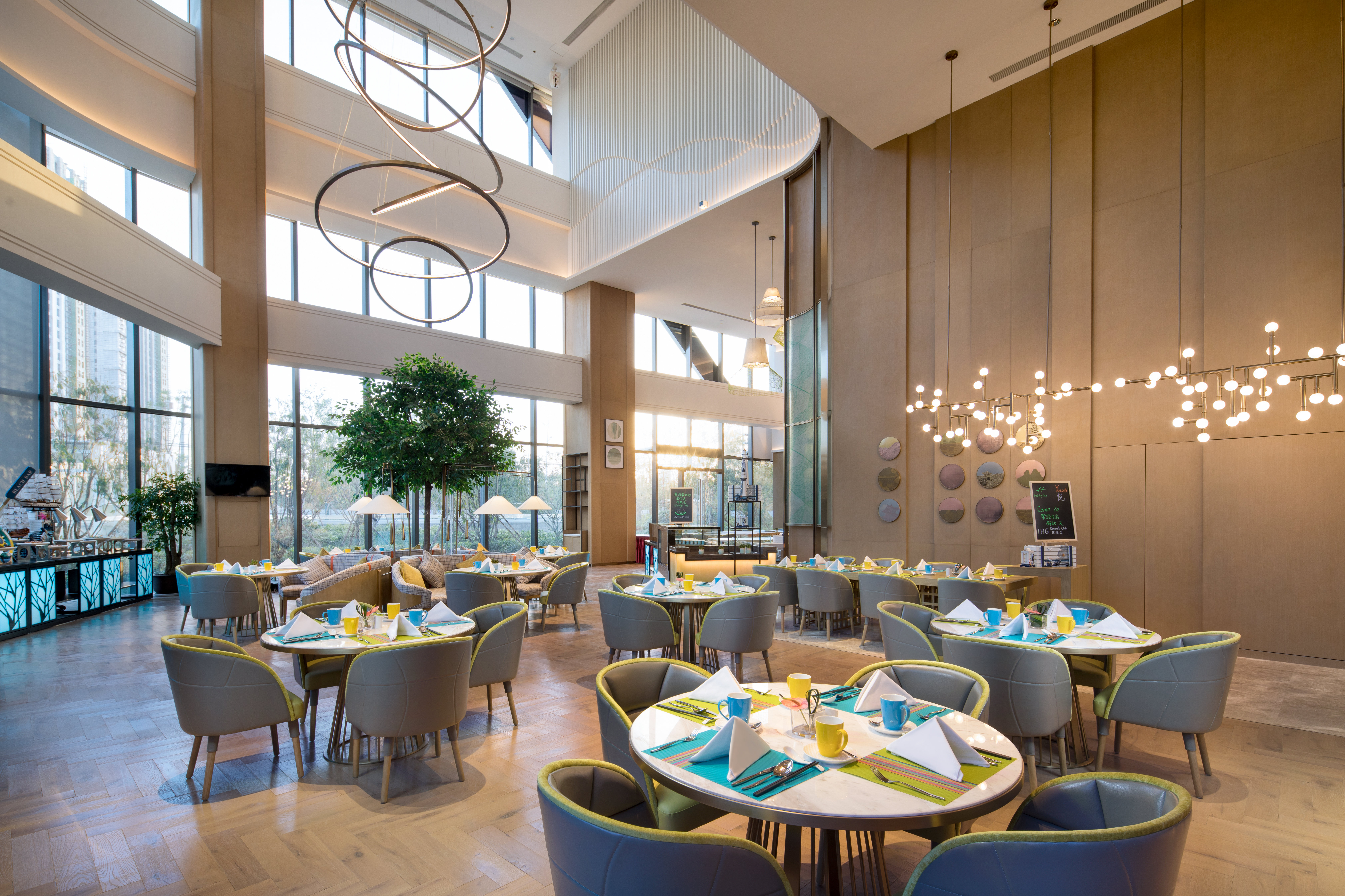 Holiday Inn Zhengzhou Riverside 8/16