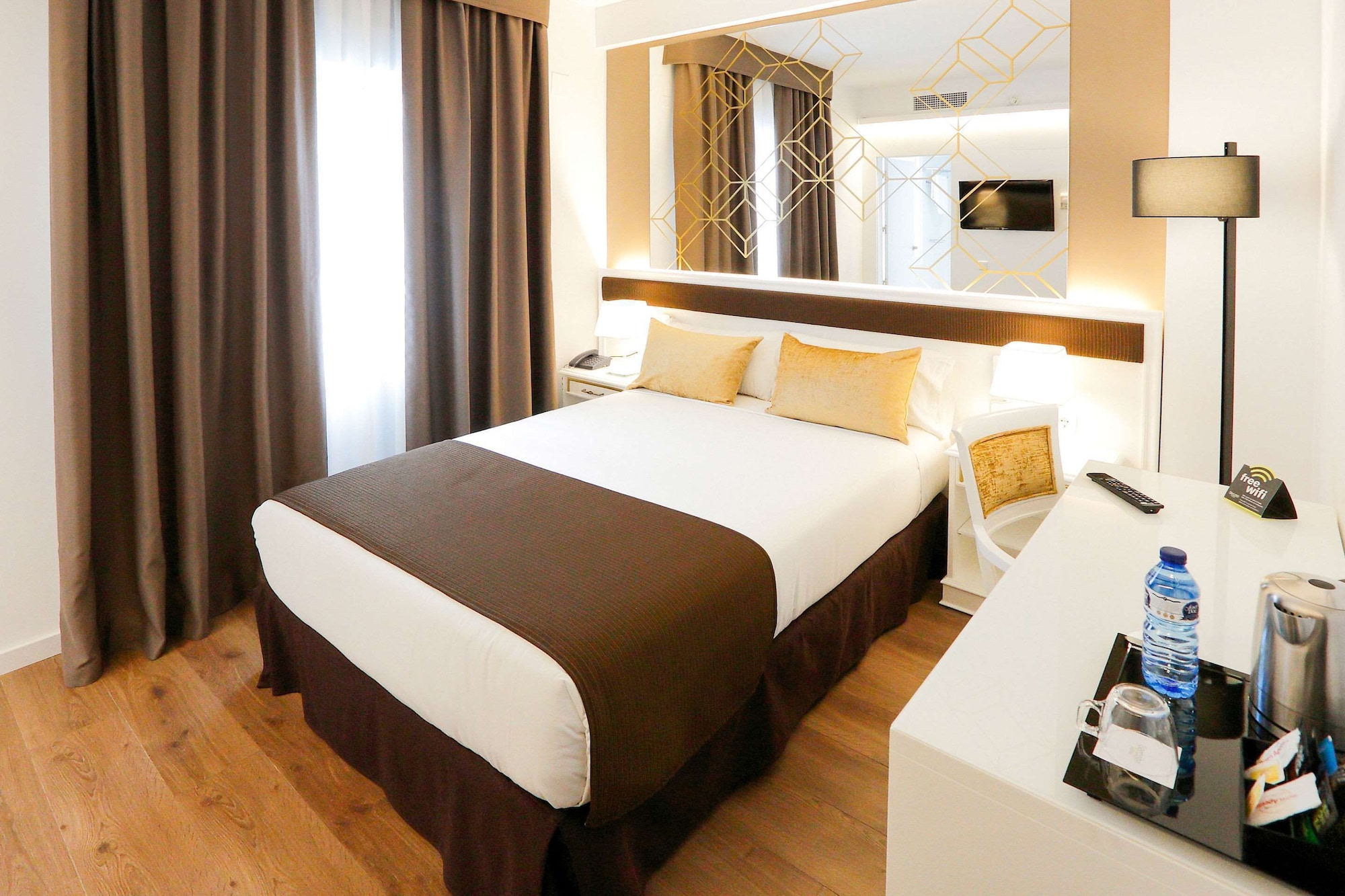 ROOM, SINGLE