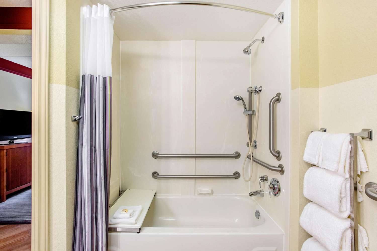 La Quinta Inn Suites Raleigh Crabtree 48/49