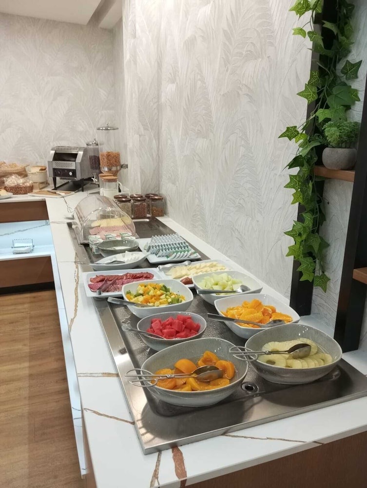 Lara Hotel 37/49
