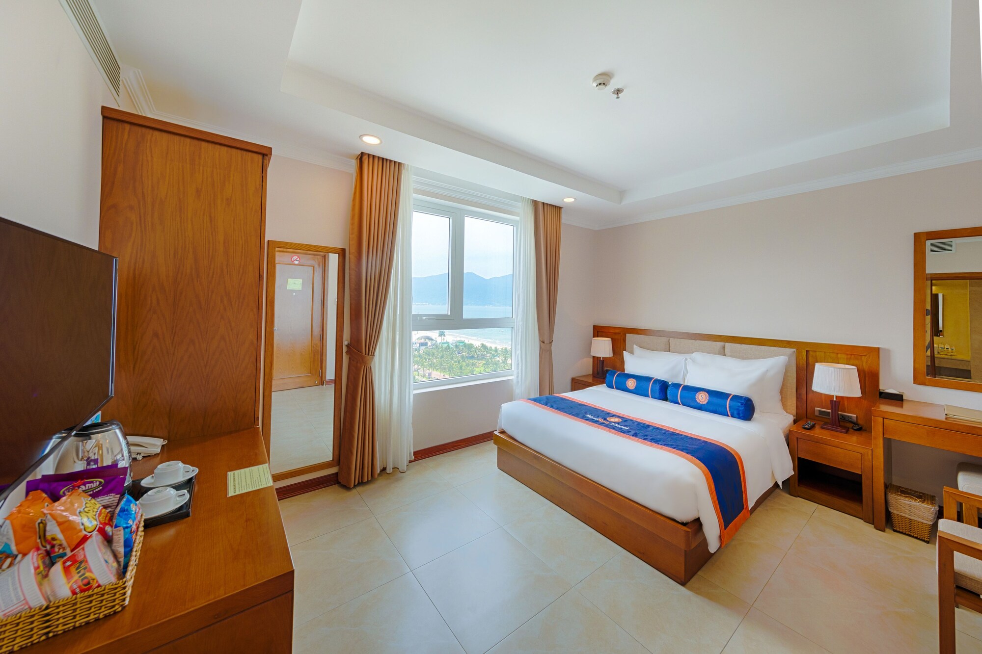 DELUXE, KING BED, PARTIAL SEA VIEW