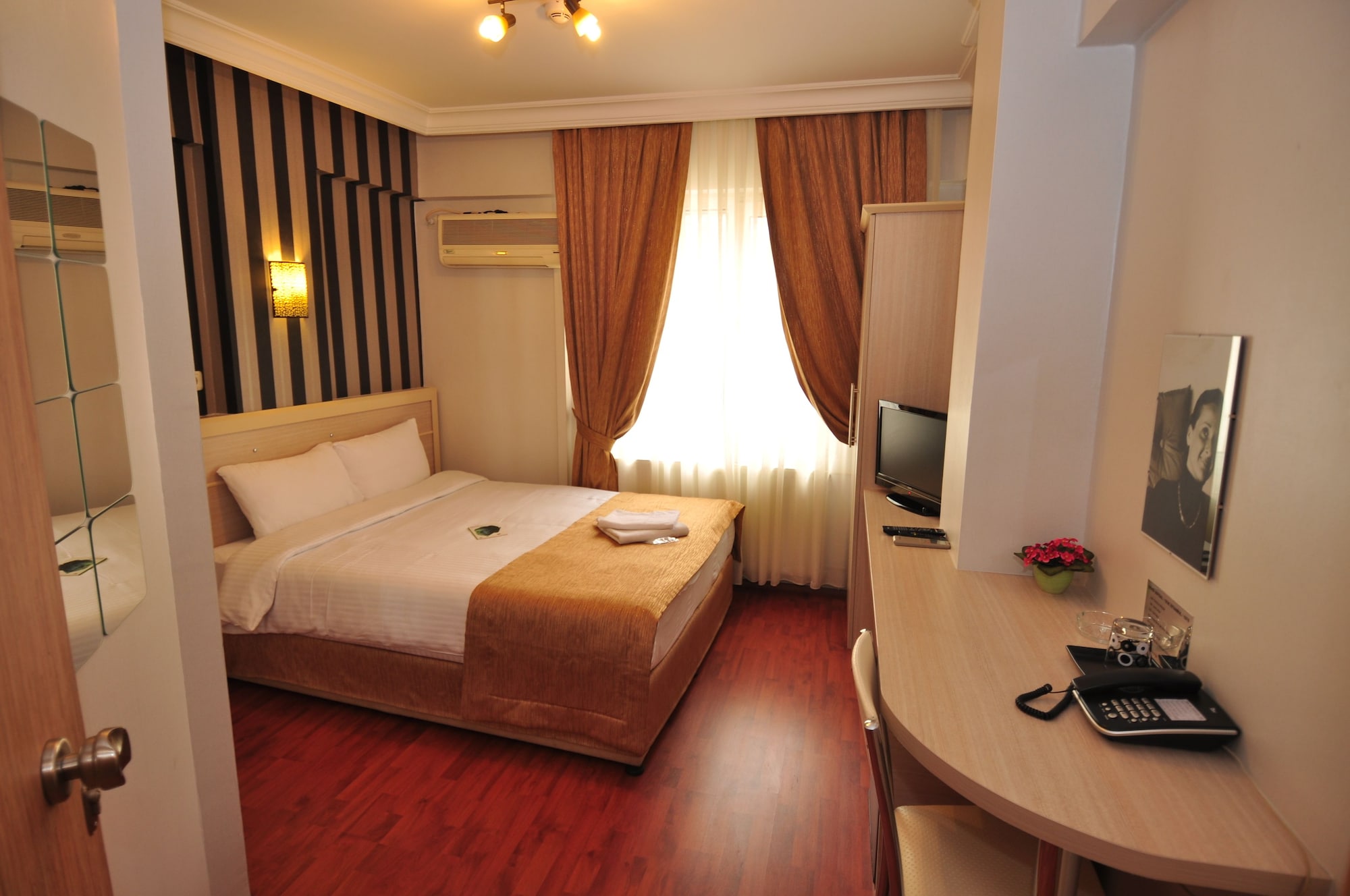 ROOM, SINGLE