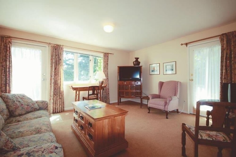 Spinnakers Brew Pub Guest Houses 40/58