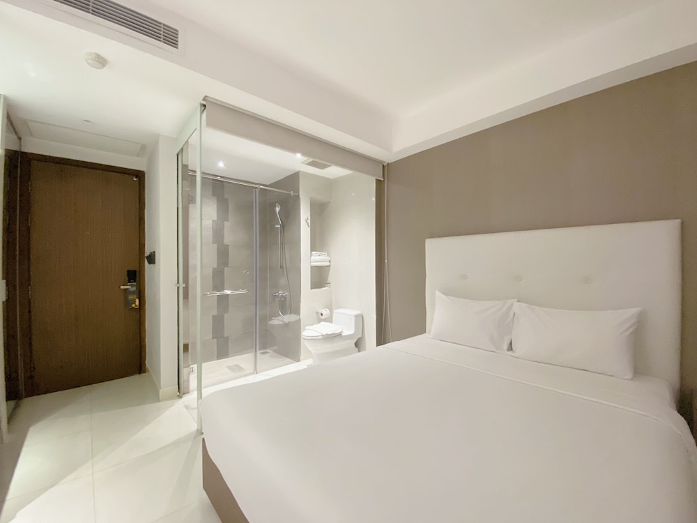 DELUXE, QUEEN BED, NO WINDOW