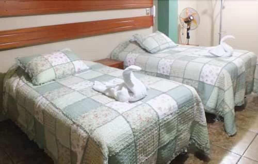 ROOM, TWIN BEDS