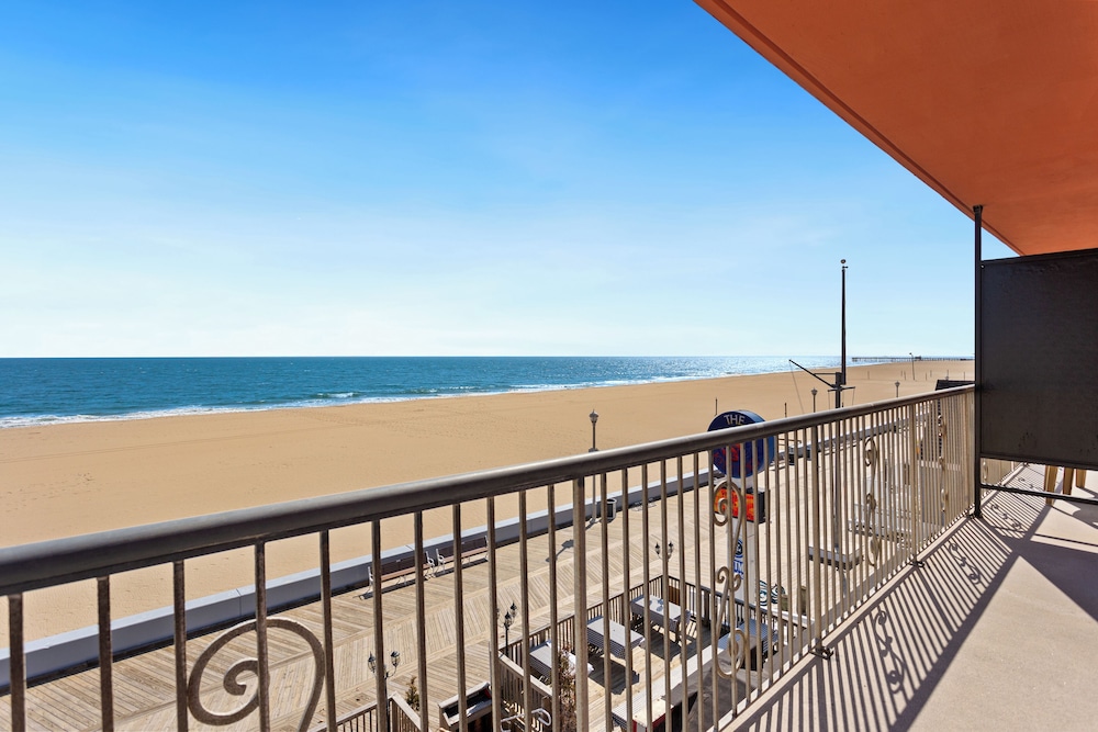 Americana Motor Inn Oceanfront 25/30