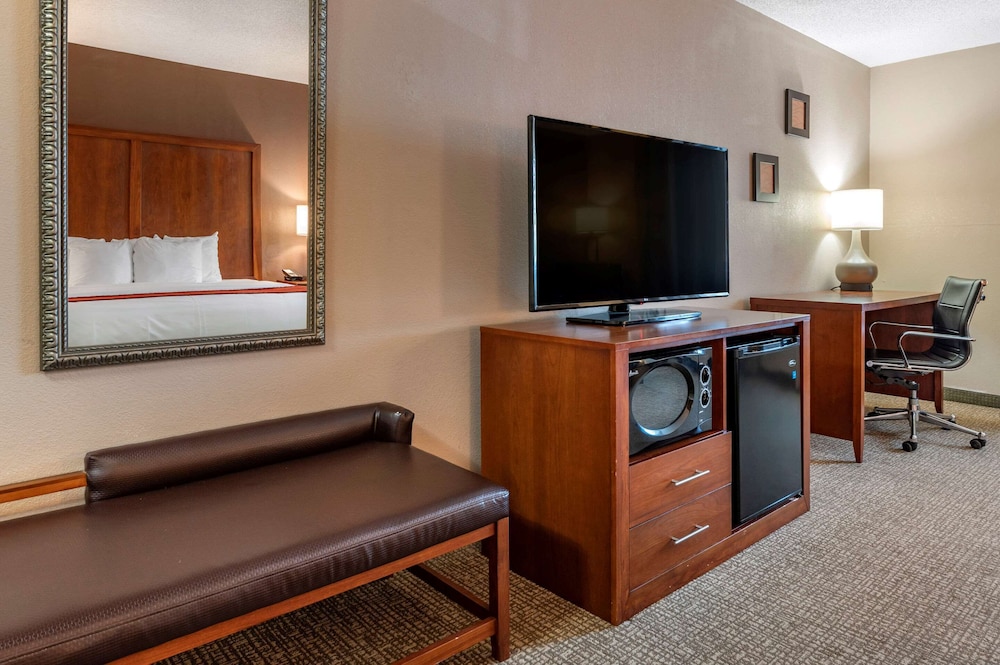Comfort Inn and Suites Lawrenceburg, IN 32/43