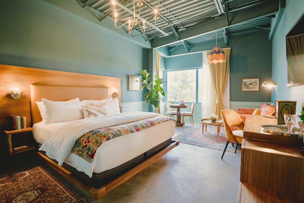 JUNIOR SUITE, KING BED, LARGE