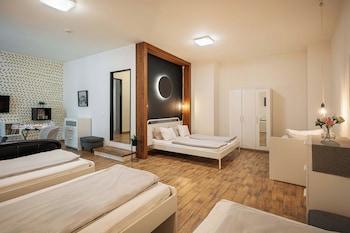 STANDARD, MULTIPLE BEDS, COURTYARD VIEW