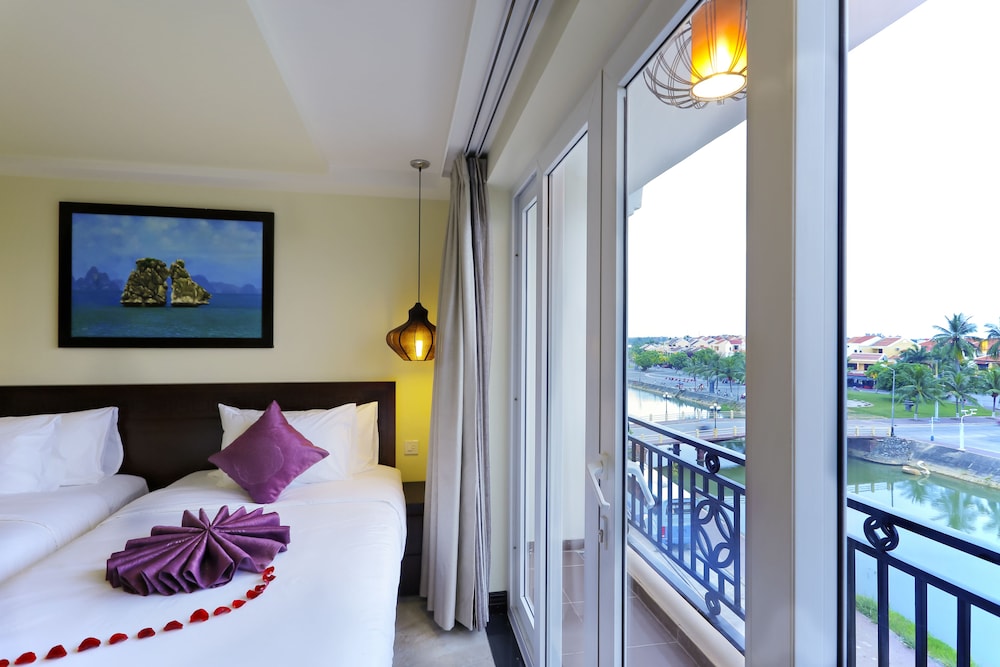 DELUXE, DOUBLE OR TWIN BED, RIVER VIEW