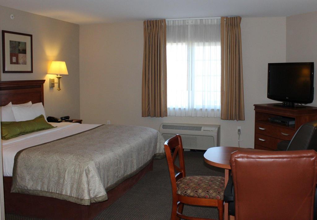 Studio, Suite, Queen Bed, Smoking