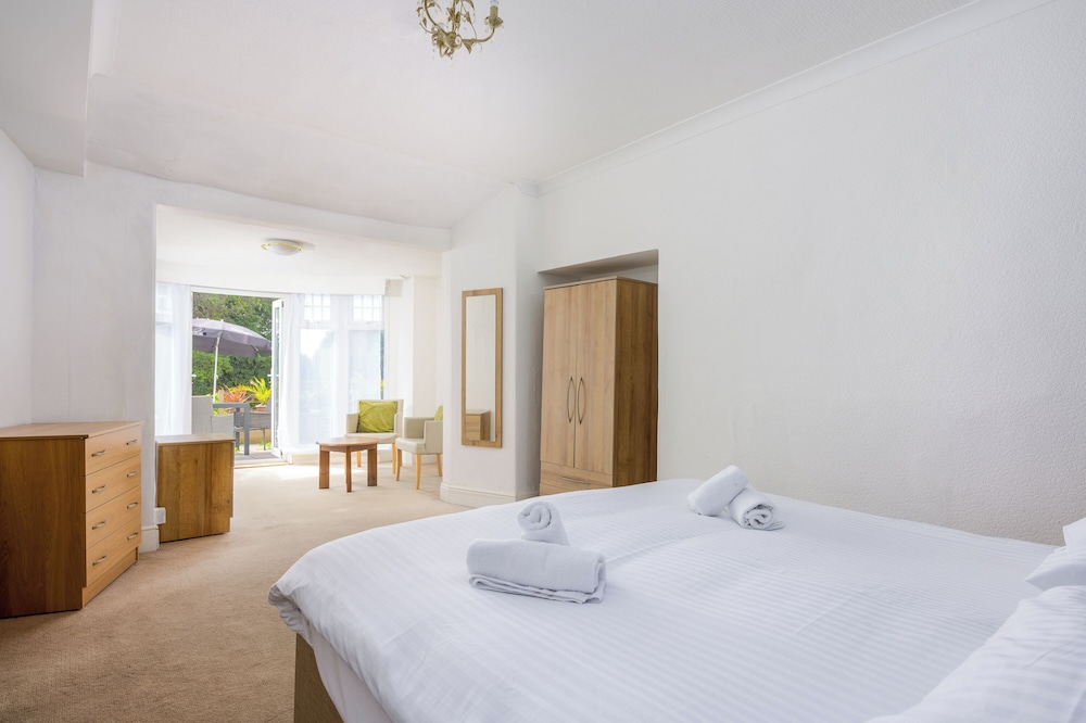 Abbey Lawn Hotel 28/64