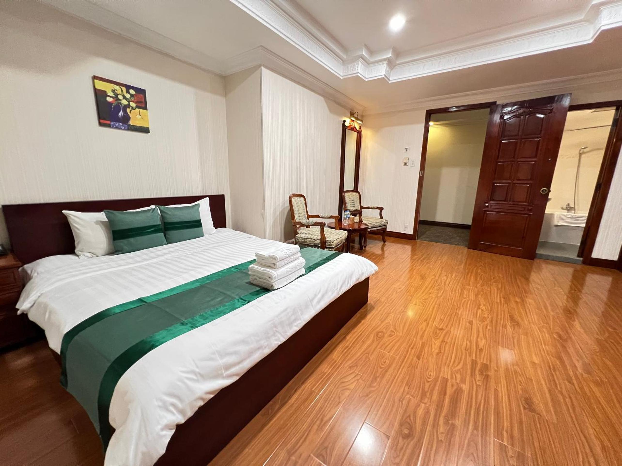 Deluxe, Queen Bed, River View