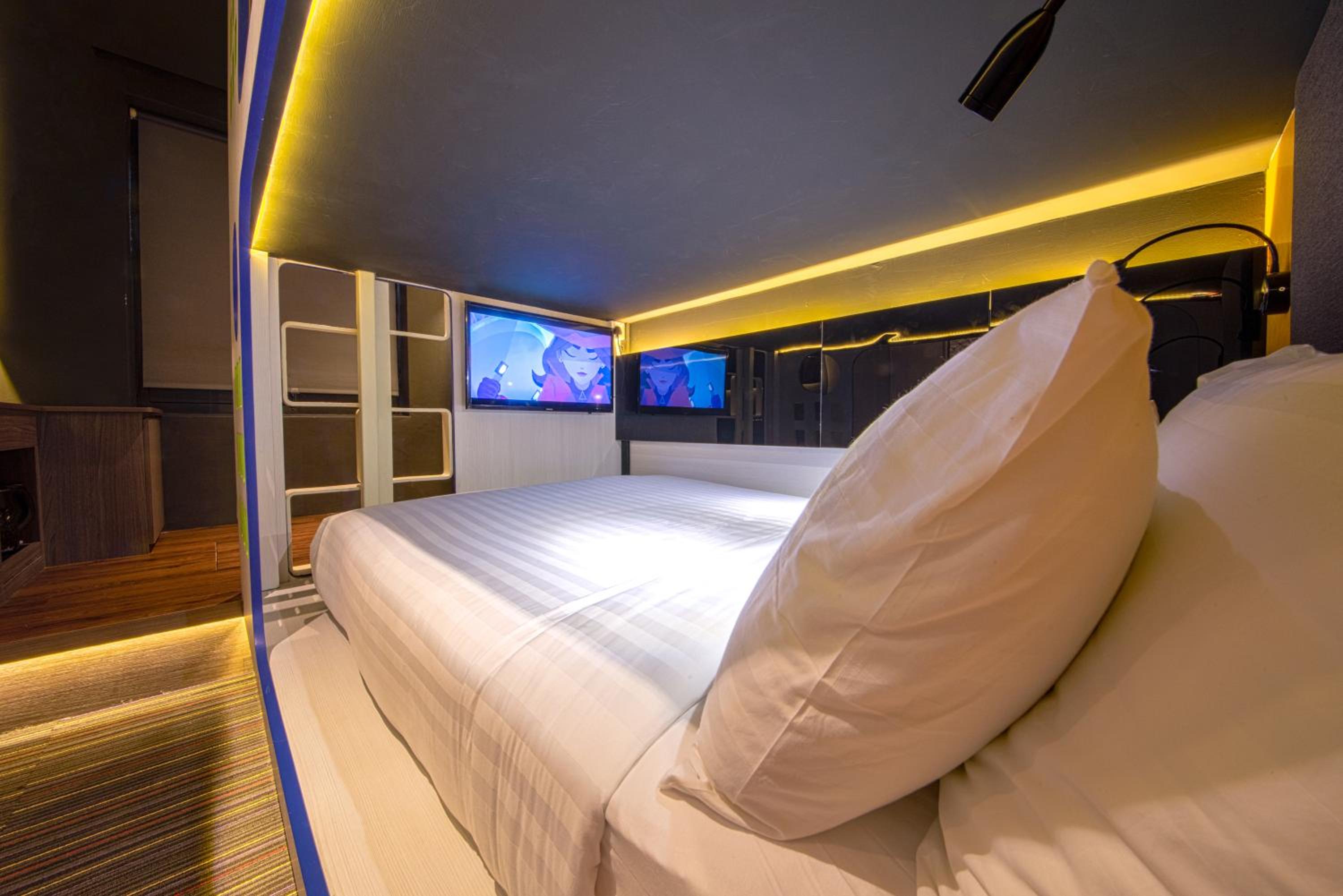 Capsule, Family, Single Bed, 2 Queen Beds