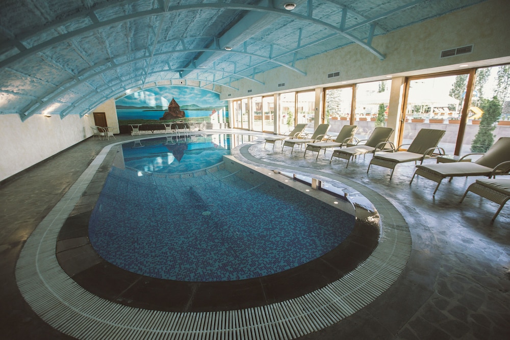 CAUCASUS HOTEL 31/74