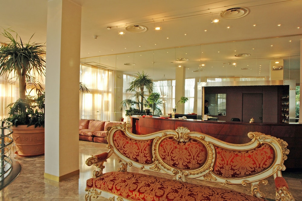 Reginna Palace 64/77