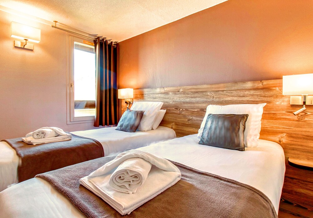 Brit Hotel Confort Pau Lons 21/36