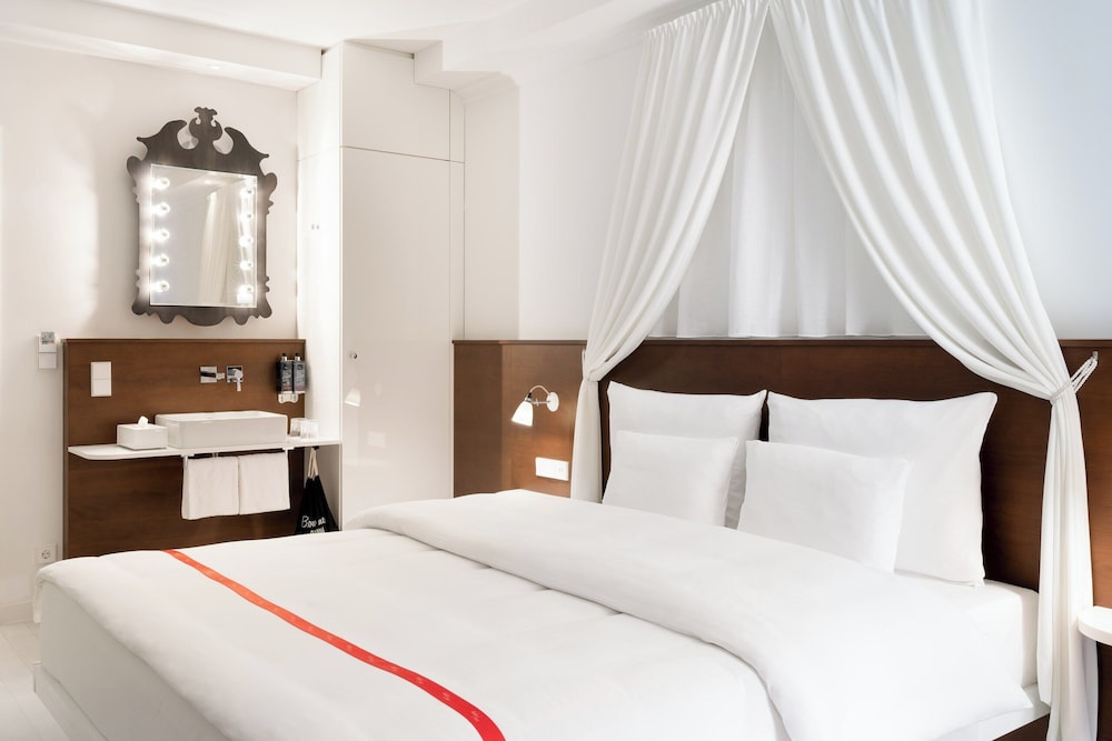 Wow, Queen Bed