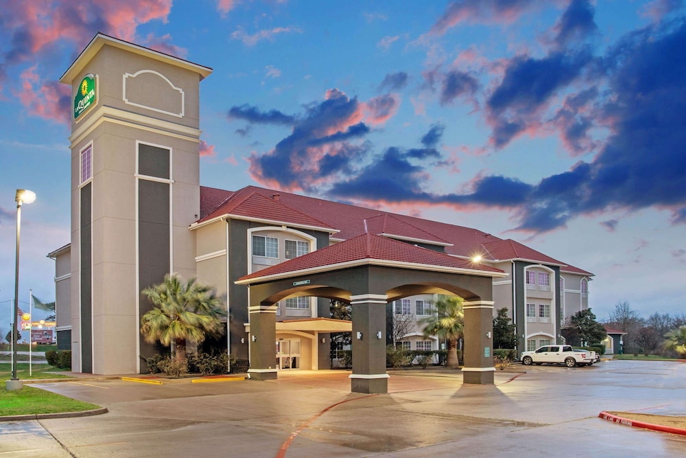 La Quinta Inn & Suites by Wyndham Fairfield TX 1/58