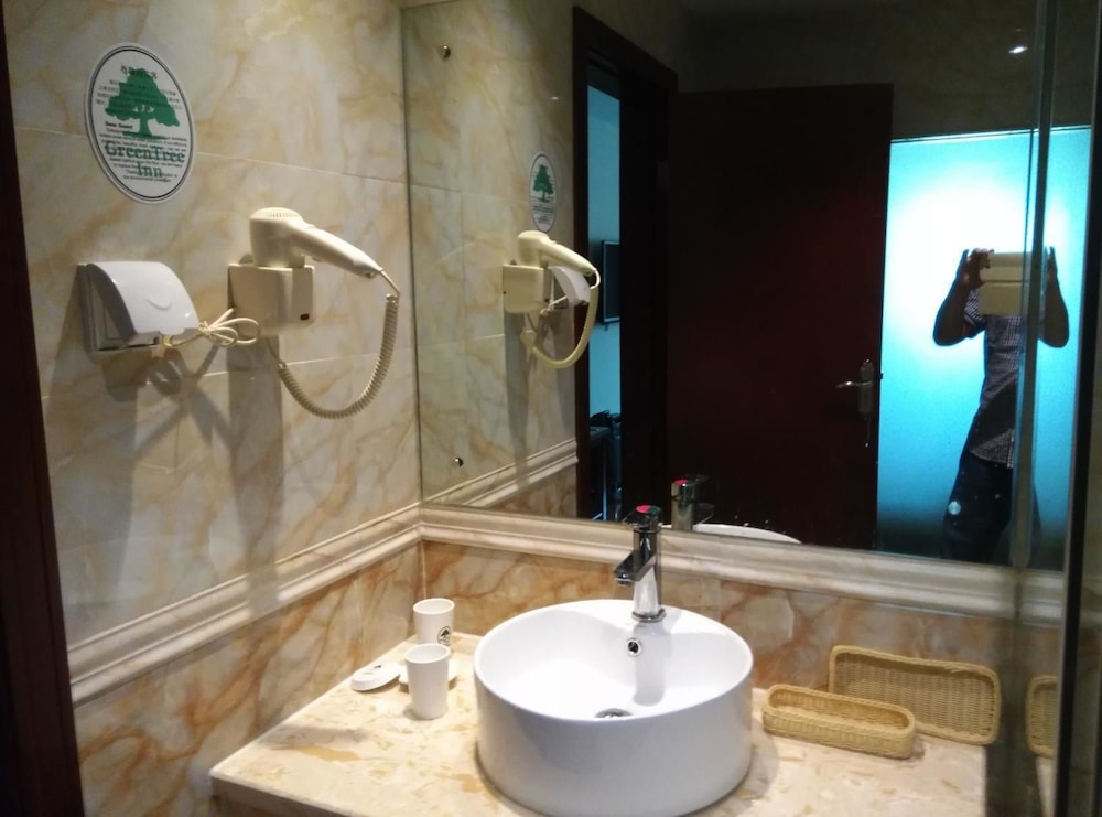 Greentree Inn Guangzhou Chimelong Paradise Yuangang Metro Station Hotel 25/26