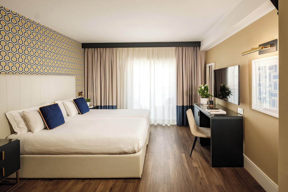 SUPERIOR, DOUBLE OR TWIN BED