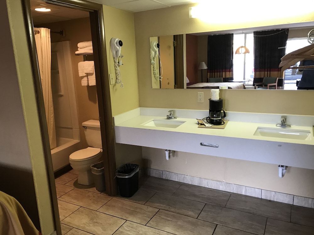 Conner Hill Motor Lodge 13/29