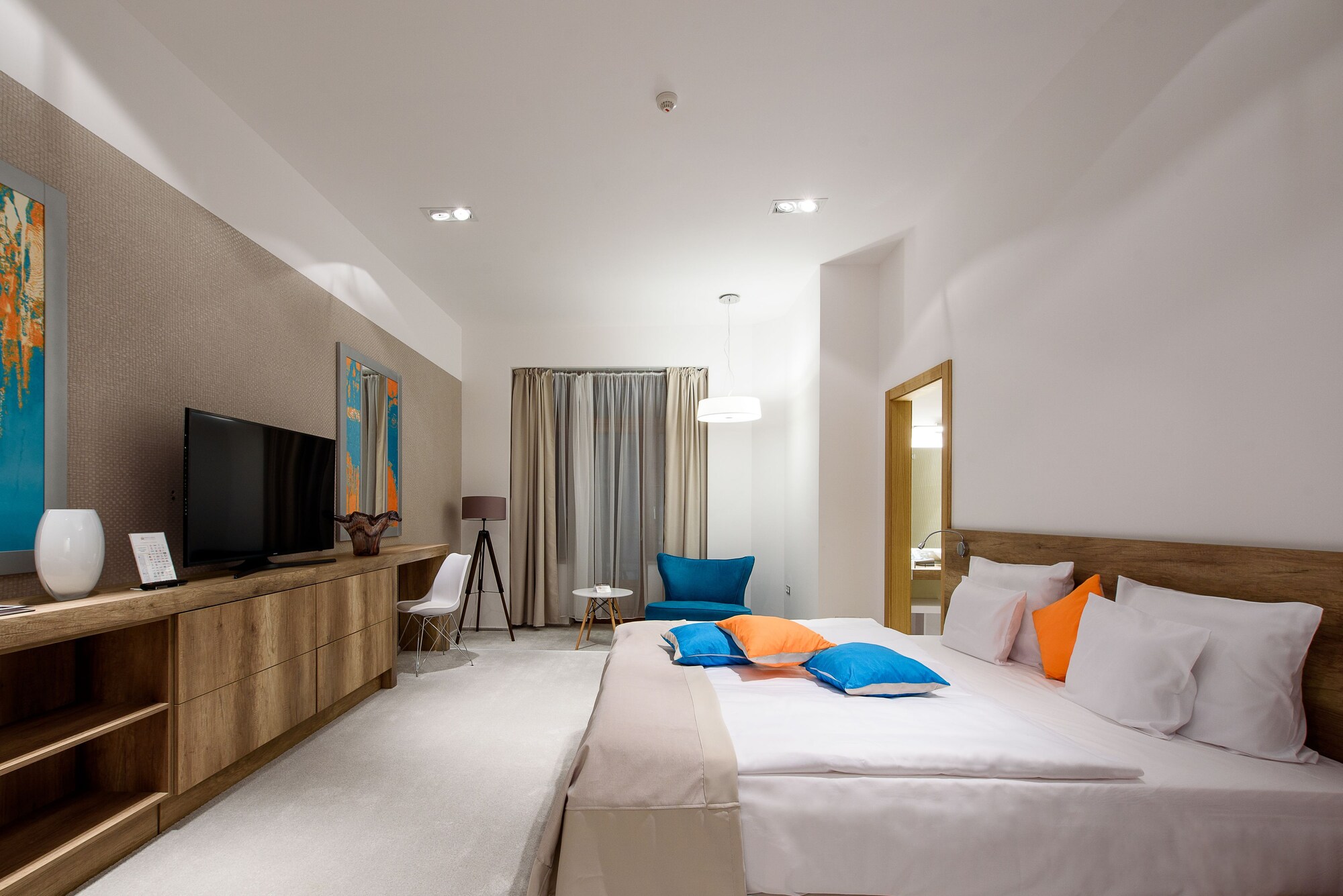 EXECUTIVE, APARTMENT, KING BED
