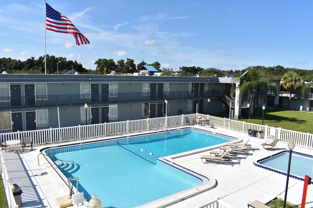 Super 8 by Wyndham Ocala I-75 39/56