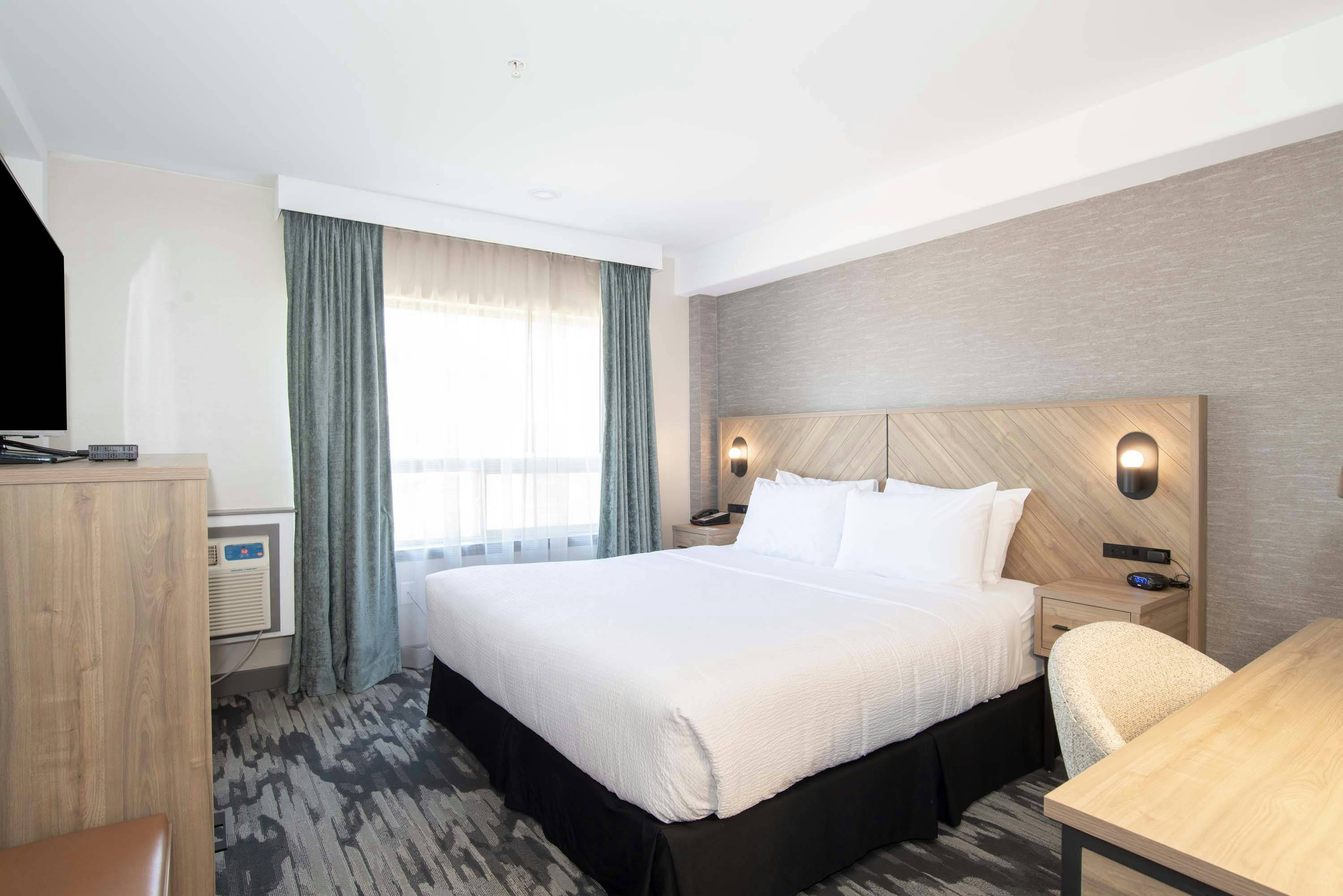 Standard, King Bed, Sandman Hotel & Suites Regina 2/4