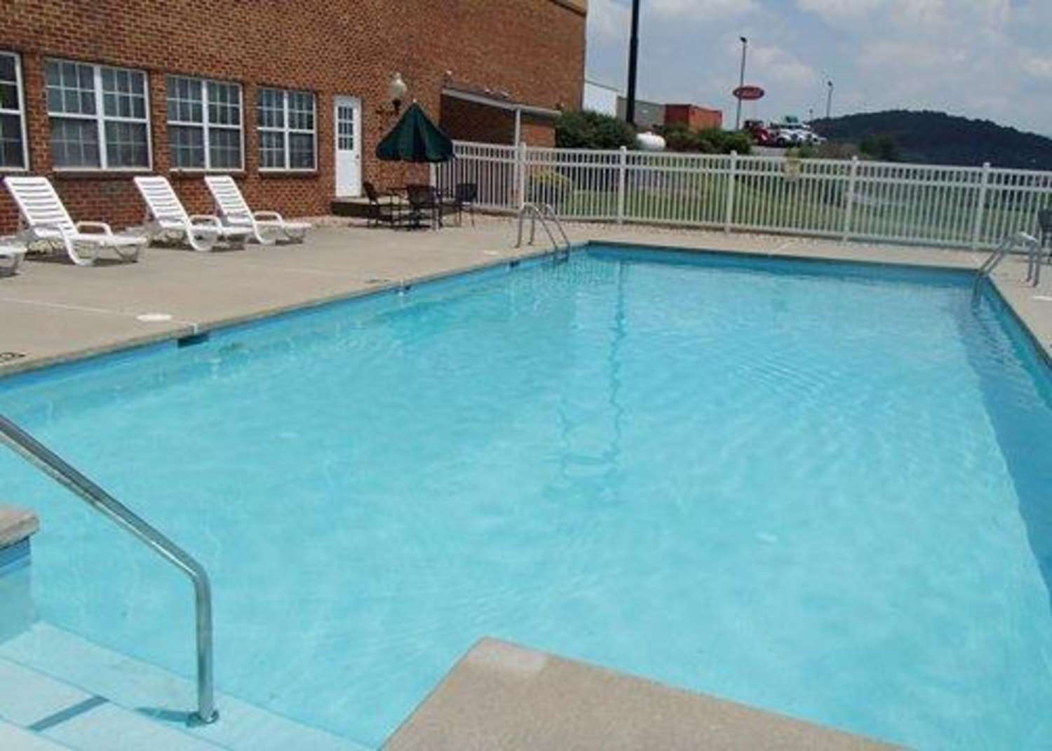 Comfort Inn & Suites Raphine VA 25/34