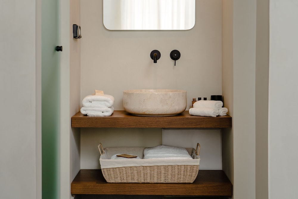 Polis of Naxos Stylish Suites 42/45