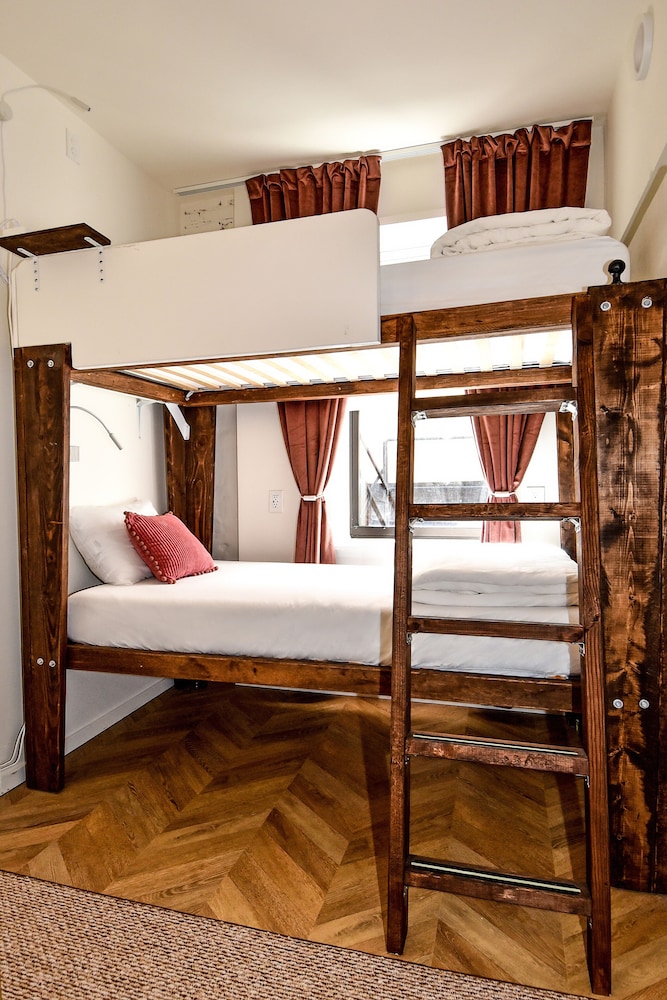 ROOM, DOUBLE OR TWIN BED, BUNK BED