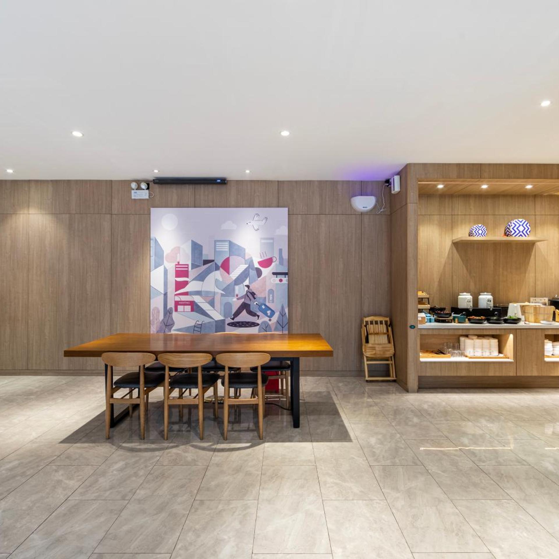 HanTing Premium Hotel (Shanghai Loushanguan Road Subway Station) 6/50