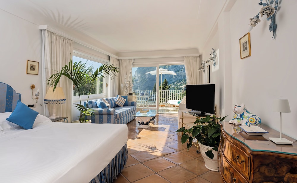 JUNIOR SUITE, DELUXE, PARTIAL SEA VIEW