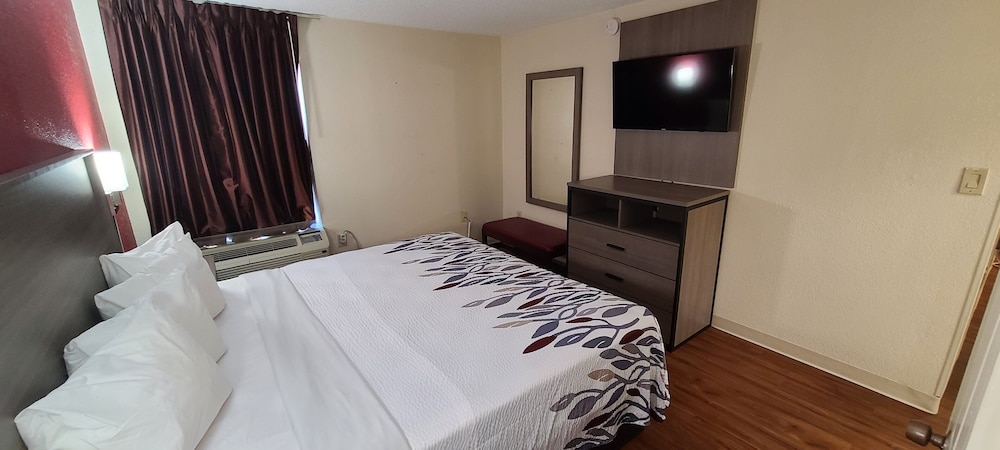 Red Roof Inn and Suites Cornelius Lake Norman 7/34