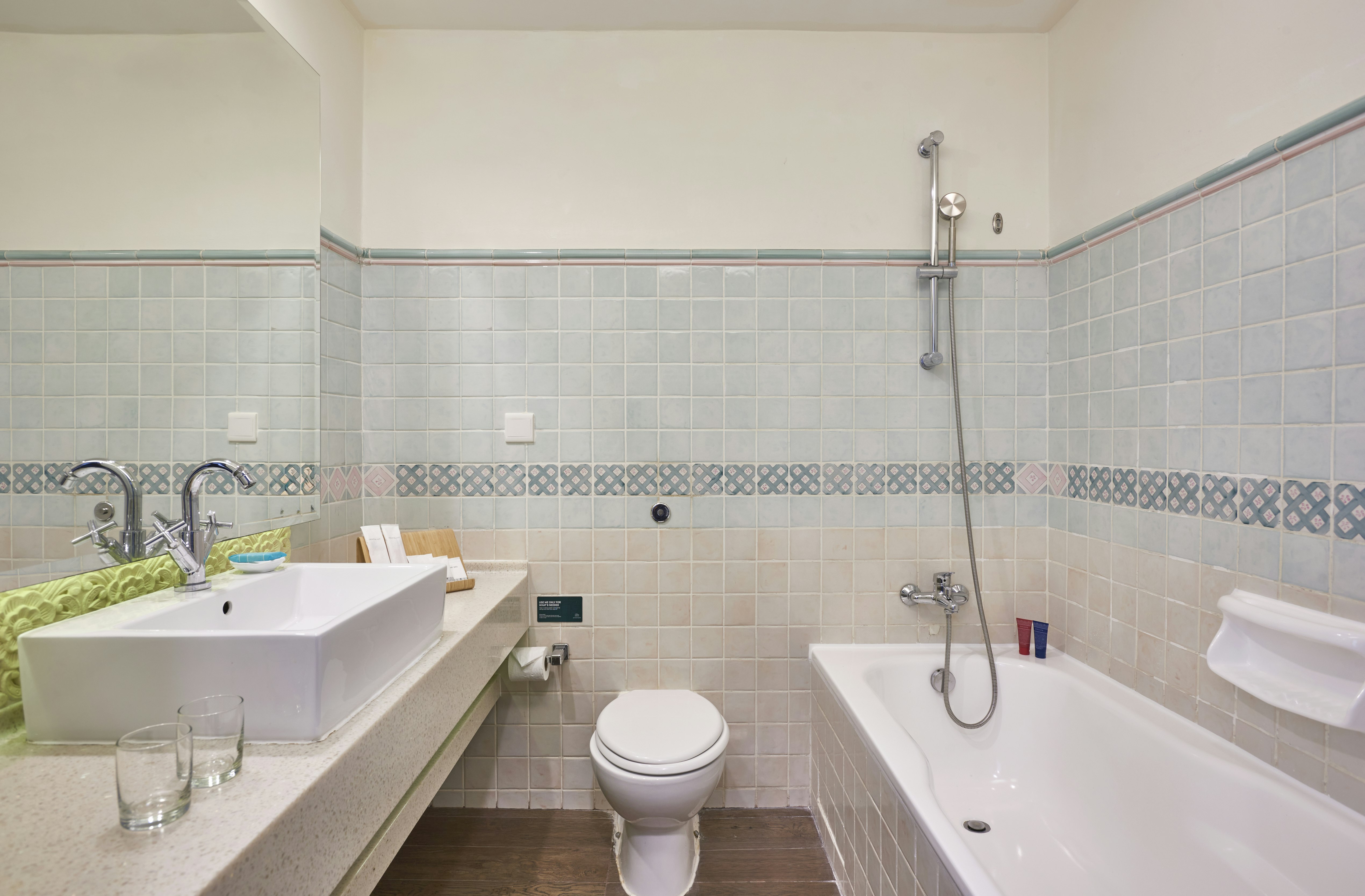 Village Hotel Albert Court 29/33