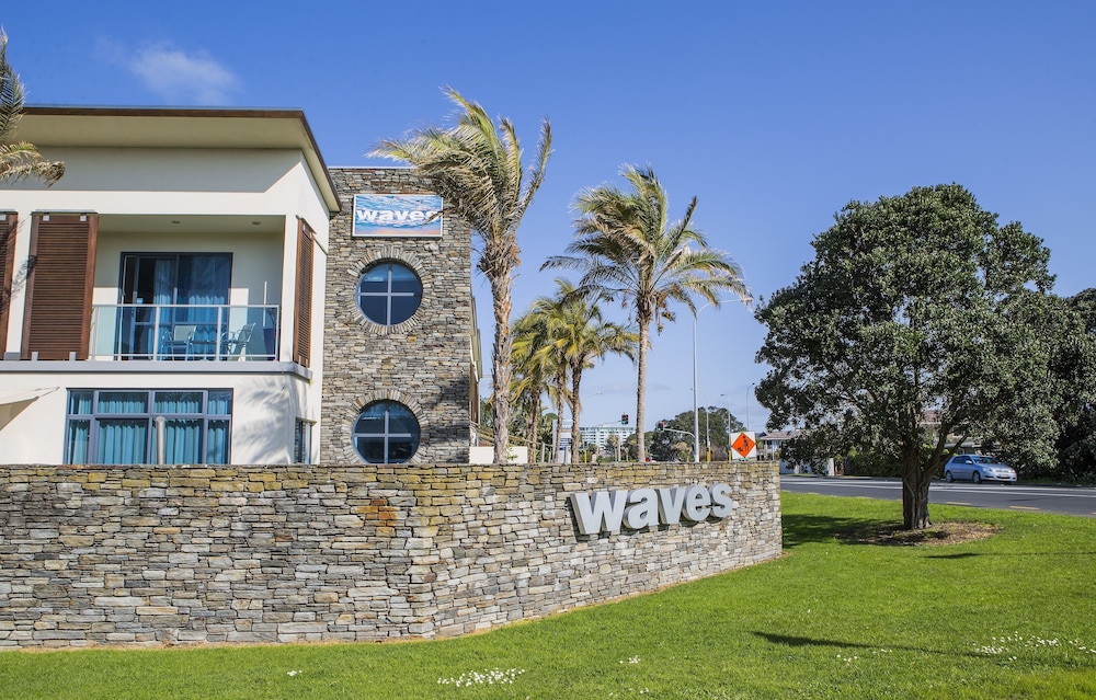 Waves Motel 1/46