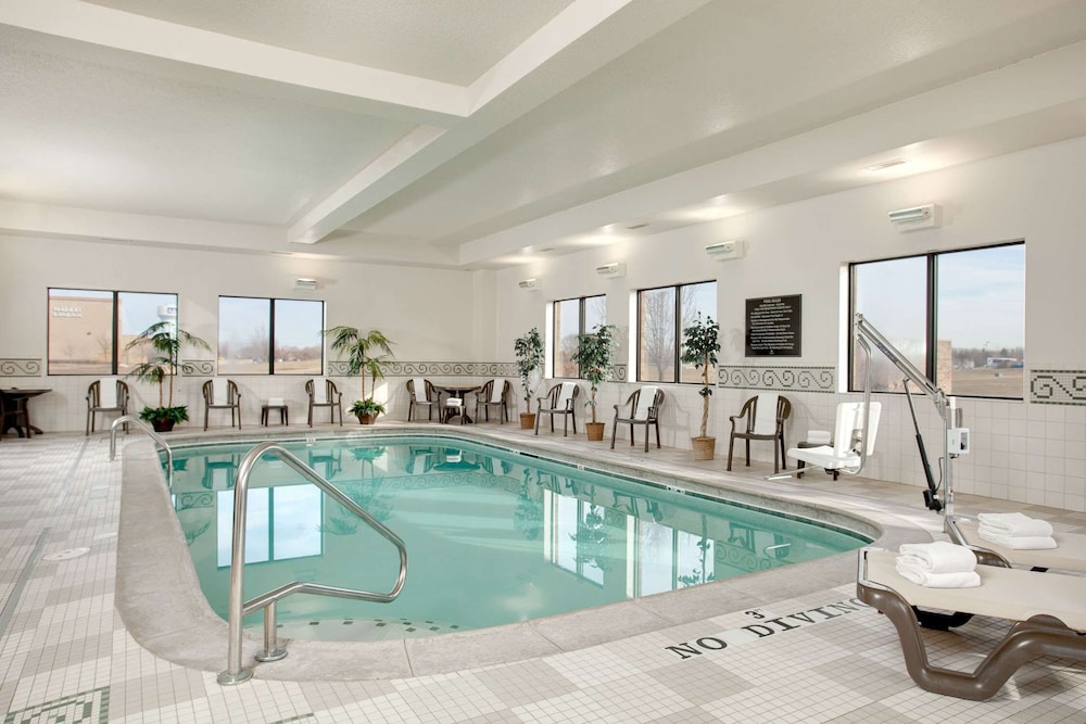 Hampton Inn Suites Addison 5/58